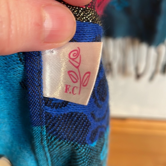 Scarf / wrap - Picture 7 of 7